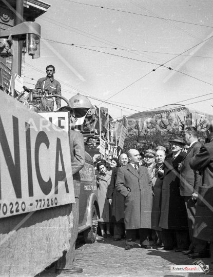 Alcide De Gasperi - 1954 - Consegna trattori a Coltivatori Diretti a piazza Esedra - 079 - AR