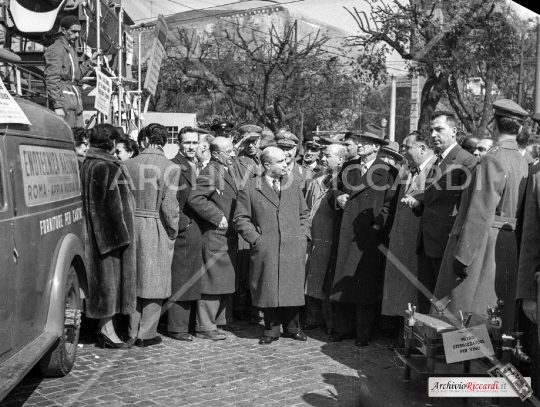 Alcide De Gasperi - 1954 - Consegna trattori a Coltivatori Diretti a piazza Esedra - 080 - AR